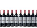 six bouteilles de vin rouge sont alignées