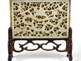 une chaise ancienne sculptée, avec un cadre en bois et des motifs floraux sculptés sur le dossier