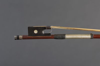 a bow that is attached to a bow with a string