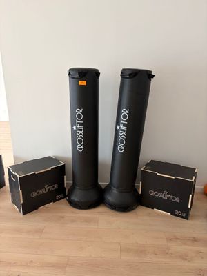 trois cartons et une paire de bottes noires par terre
