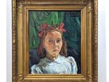 un tableau représentant une petite fille avec un nœud rouge, dans un cadre doré