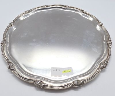 une assiette en argent avec un motif décoratif sur le bord