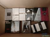 une boîte pleine de livres posée sur une table