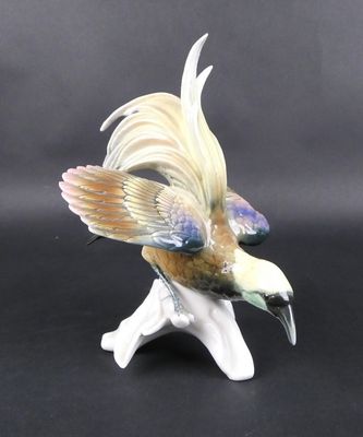 une figurine représentant un oiseau perché sur une branche