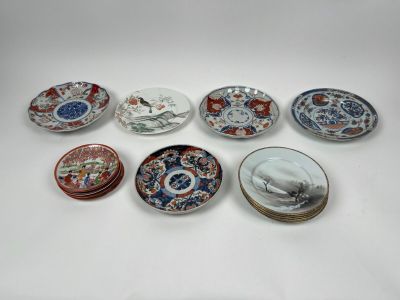 plusieurs assiettes ornées de motifs différents, posées sur une table