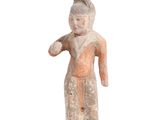 une vieille figurine représentant une femme tenant un bébé dans ses bras