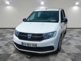 la camionnette blanche est garée sur un sol en damier dans le garage