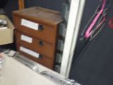 un placard rempli d'objets
