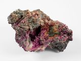un gros plan d'un morceau de roche recouvert d'une substance rose