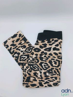 une paire de leggings à imprimé léopard sur fond blanc