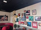une photo d'un restaurant avec de nombreuses photos accrochées au mur