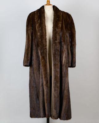 un manteau de fourrure marron sur un mannequin, un mannequin, un mannequin, un mannequin, un mannequin, un mannequin, un mannequin, un mannequin, un manne