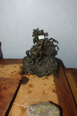 une petite statue représentant un homme à cheval près d'un rocher