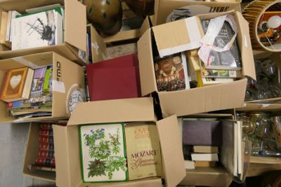 de nombreux cartons de livres empilés les uns sur les autres