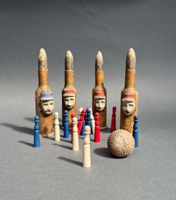 un ensemble de figurines en bois de formes et de tailles variées