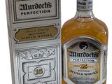 l'image d'une bouteille d'alcool placée à côté d'une boîte