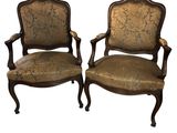 paire de chaises anciennes en bois sculpté avec des assises rembourrées