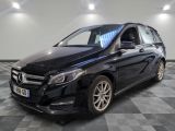 Une Mercedes Classe B noire est garée sur un sol à damier