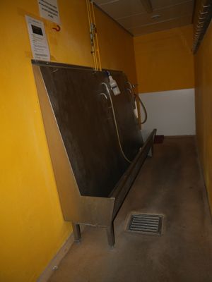 un gros objet métallique au milieu d'un couloir