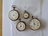 trois montres de poche anciennes sont posées sur un morceau de papier