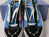 pair of blue and black sneakers with white laces on them