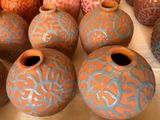 de nombreux vases posés sur une table