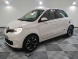 la petite voiture blanche est garée dans une pièce au sol à carreaux