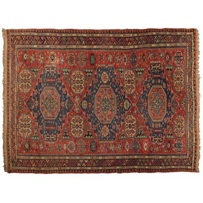 un tapis rouge et bleu au motif richement décoré