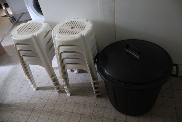 Poubelle plastique et 10 tabourets plastique
