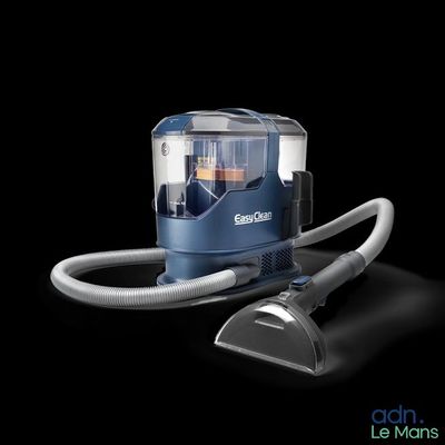 une image représentant un aspirateur muni d'un tuyau, sur fond noir