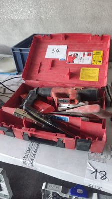 une boîte à outils rouge avec des outils sur une table