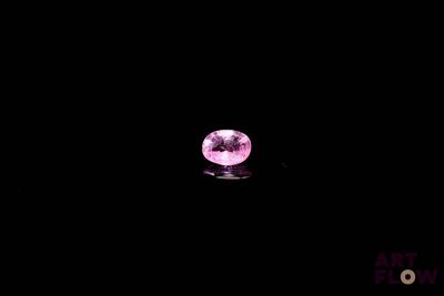 gros plan d'un diamant rose sur une surface noire