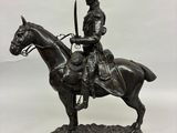 statue d'un homme à cheval, une épée à la main