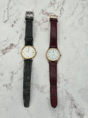deux montres posées l'une à côté de l'autre sur une surface en marbre