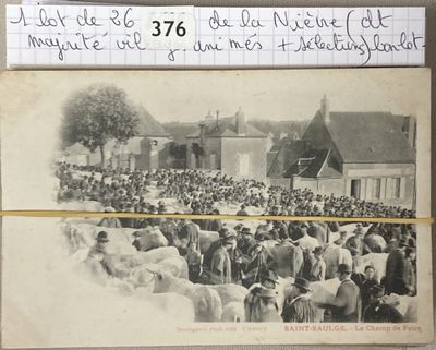 une vieille photo en noir et blanc montrant une foule nombreuse