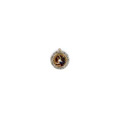 gros plan d'une bague en or et diamants sur fond blanc