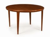 une table ronde avec un plateau et des pieds en bois, sur fond blanc