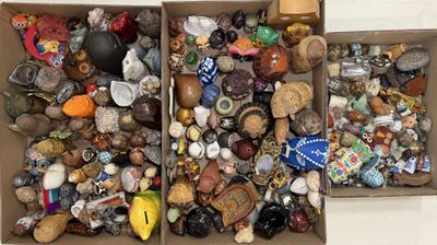 deux boîtes remplies d'objets divers posées sur une table