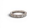 gros plan d'une bague en diamant sur fond blanc