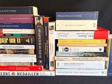 plusieurs livres empilés sur une table