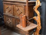 une photo d'une table en bois sur laquelle est posé un miroir