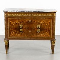 Une commode avec un plateau en marbre, un placage en ronce d… (photo 4)