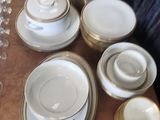 une table sur laquelle sont posées de nombreuses assiettes et de nombreux verres