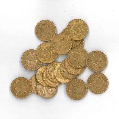 une pile de pièces d'or sur une surface blanche