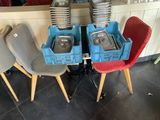 Plusieurs chaises, sur lesquelles sont posés des plateaux-repas, sont alignées en rangée