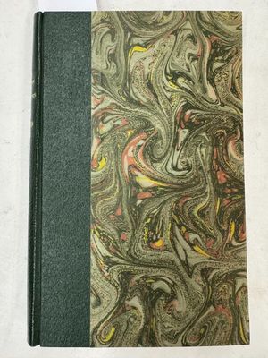 un gros plan d'un livre posé sur une surface blanche, avec une couverture verte
