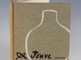 un livre sur la couverture duquel figure l'image d'un vase