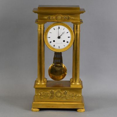 IMPORTANTE PENDULE portique en bronze doré, cadran émaillé blanc à chi - Photo 1