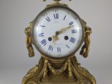 une horloge en or avec des chiffres romains