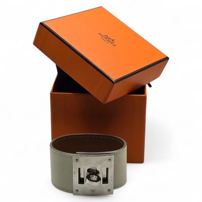 HERMES Paris Bracelet manchette modèle "Kelly" en cuir blanc…